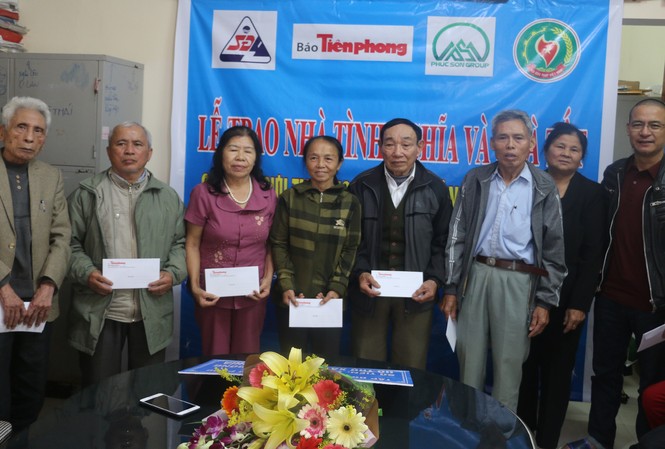 Báo Tiền Phong và nhà tài trợ trao 100 triệu đồng cho cựu TNXP Nghệ An Báo Tiền Phong và nhà tài trợ trao 100 triệu đồng cho cựu TNXP Nghệ An