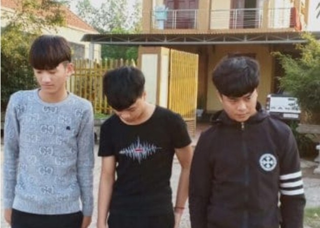Đặt mua gần 800 hộp khẩu trang trên mạng, người phụ nữ bị lừa hơn 25 triệu đồng 3 thanh niên bị bắt giữ tại CQĐT. Ảnh CACC