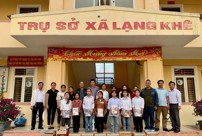 Tặng 1.300 cuốn vở cho học sinh Chôm Lôm Tặng 1.300 cuốn vở cho học sinh Chôm Lôm