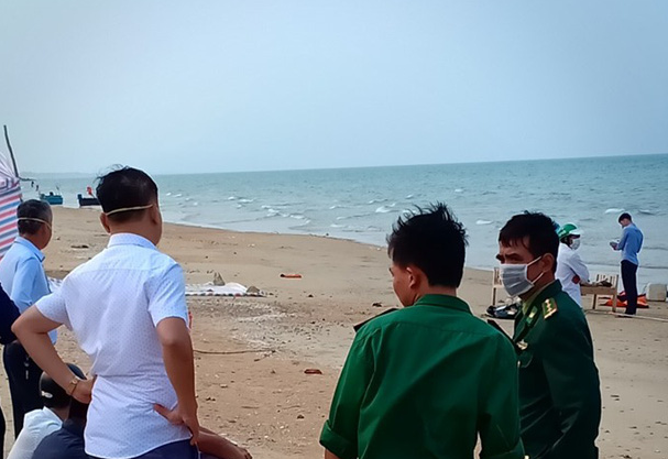 Phát hiện thi thể người đàn ông trôi dạt vào bờ biển Hà Tĩnh Phát hiện thi thể người đàn ông trôi dạt vào bờ biển Hà Tĩnh