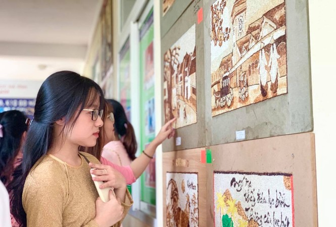 Triển lãm đấu giá tranh gạo gây quỹ giúp sinh viên khó khăn