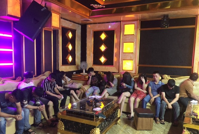 Bắt 13 đối tượng nam nữ sử dụng ma túy trong quán karaoke Bắt 13 đối tượng nam nữ sử dụng ma túy trong quán karaoke
