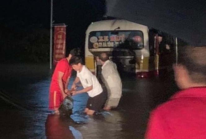 Giải cứu xe buýt chết máy giữa dòng nước xiết Giải cứu xe buýt chết máy giữa dòng nước xiết
