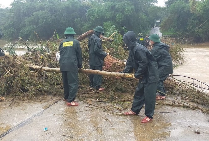 Chiến sỹ Bộ đội Biên phòng lội bùn non giúp dân dọn dẹp, thông đường sau lũ Chiến sỹ Bộ đội Biên phòng lội bùn non giúp dân dọn dẹp, thông đường sau lũ