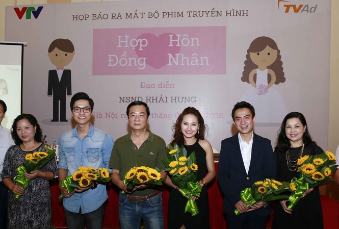 NSND Khải Hưng: Phim truyền hình bây giờ nhiều nhà cao cửa rộng quá NSND Khải Hưng (giữa) và các diễn viên trong buổi ra mắt phim "Hợp đồng hôn nhân"
