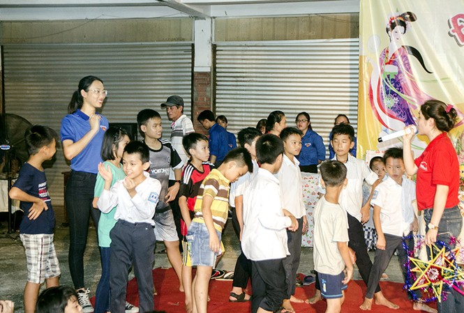 Người đẹp Phạm Thủy Tiên và một tuần “chạy sô” trung thu Người đẹp Nhân ái Phạm Thủy Tiên ở làng trẻ SOS