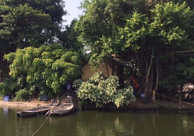 Bắt đầu cưỡng chế miếu thờ trái phép ở Văn Miếu Từ khi phát hiện sai phạm, hôm 14/9 đến nay chính quyền và người dân tiến hành cưỡng chế phần xây dựng không phép tại gò Kim Châu. Ảnh: Nguyên Khánh