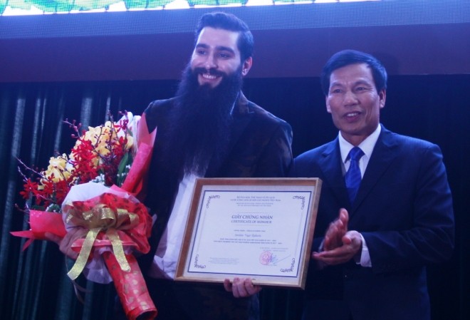 Đạo diễn Kong tự hào nhận quyết định bổ nhiệm Đại sứ Du lịch Bộ trưởng VHTTDL Nguyễn Ngọc Thiện trao quyết định bổ nhiệm cho đạo diễn Jordan Vogt-Roberts