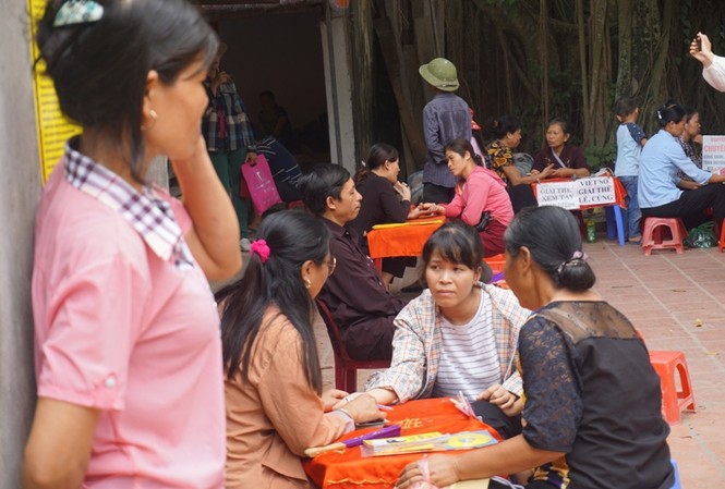 Xem bói, hàng quán xâm chiếm không gian Hội Gióng Phù Đổng Chục hàng xem tay, xem tướng bao vây trong khu vực đền Gióng Phù Đổng