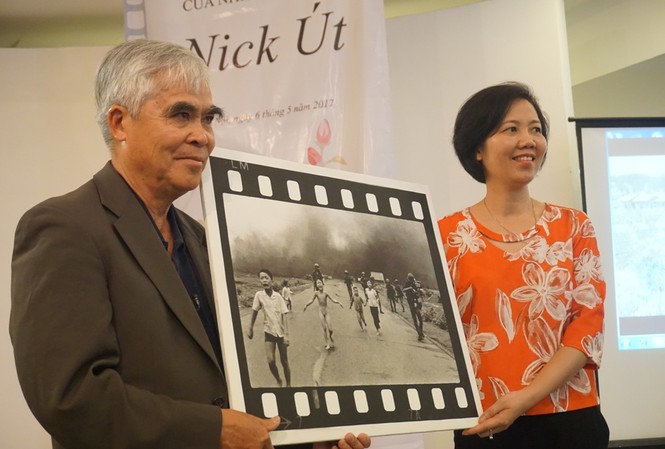 Nick Út trao tặng 'Em bé Napalm' cho bảo tàng Phụ nữ Nhiếp ảnh gia Nick Út trao "Em bé Napalm" cho bà Nguyễn Thị Bích Vân, Giám đốc bảo tàng Phụ nữ Việt Nam. Ảnh: Toan Toan
