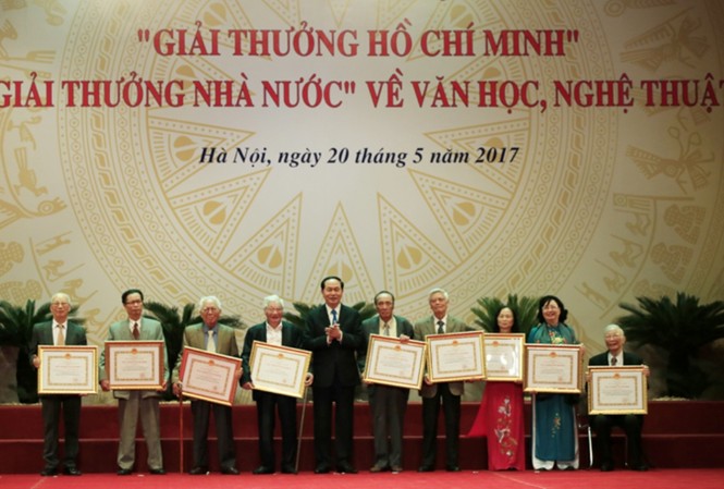 Chủ tịch nước khích lệ văn nghệ sĩ tại lễ trao giải thưởng Hồ Chí Minh Chủ tịch nước Trần Đại Quang trao Giải thưởng Hồ Chí Minh cho các tác giả. Ảnh: Hồng Vĩnh