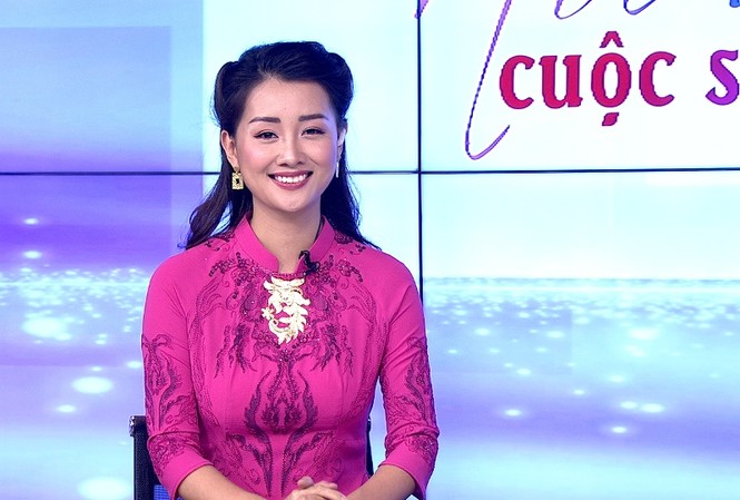 Quỳnh Chi diện áo dài dát vàng trị giá 20.000 USD làm MC MC Quỳnh Chi trong bộ áo dài trị giá 20 nghìn USD