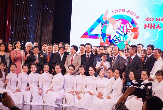 Dàn nghệ sỹ hội ngộ dịp 40 năm Nhà hát Tuổi trẻ Phó Thủ tướng Vũ Đức Đam đến phát biểu tại lễ kỷ niệm