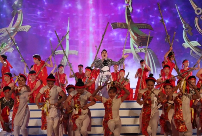 Hơn 20 ngàn khán giả đổ về Lễ hội du lịch biển Sầm Sơn 2018 Tùng Dương đem "lửa" về Sầm Sơn