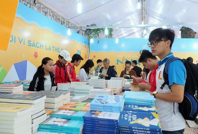 Đại Việt sử ký toàn thư bán chạy nhất Ngày Sách Việt Nam Doanh thu sơ bộ Ngày sách Việt Nam lần thứ 5 đạt khoảng 11 tỷ đồng