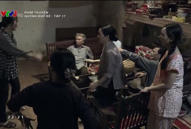 Quỳnh búp bê tập 17: Lan cầm dao đuổi bố mẹ chồng 'hụt' Lan cầm dao dọa nhà chồng hụt vì đến nhà đòi tiền chuẩn bị cưới