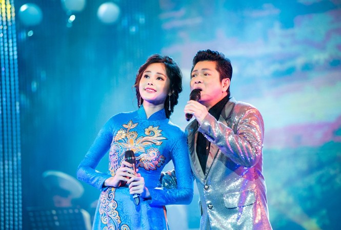 Người đẹp bolero Lê Trinh song ca cùng Mạnh Đình Lê Trinh song ca cùng Mạnh Đình trong đêm nhạc