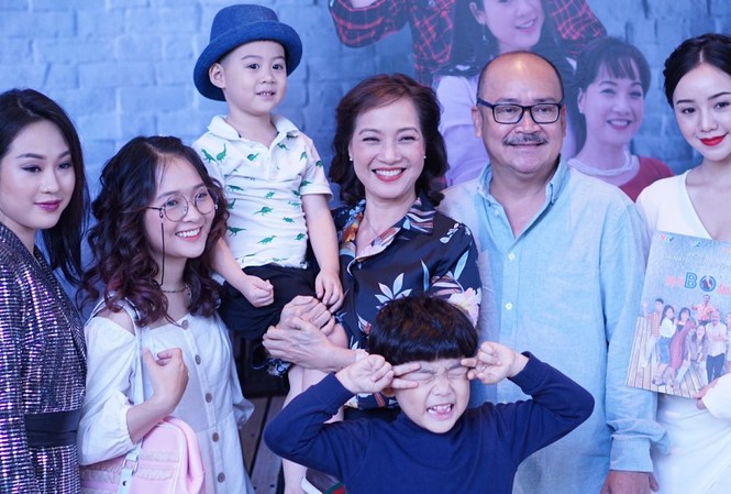 NSND Lê Khanh 'cưa sừng' làm vợ Hoàng Sơn Lê Khanh vào vai mẹ của ba cô con gái trong phim mới "Mẹ ơi bố đâu rồi?". Ảnh: Bảo Hân