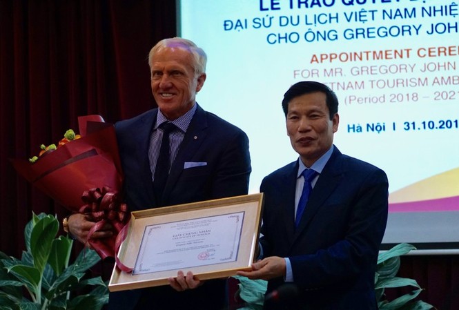 Huyền thoại golf Greg Norman làm Đại sứ Du lịch Việt Nam Bộ trưởng VHTTDL trao quyết định bổ nhiệm Đại sứ du lịch VN cho ông Grag Norman. Ảnh: Nguyên Khánh
