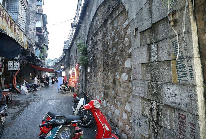 Cận cảnh các vòm cầu trăm tuổi sắp được đục thông trên phố Phùng Hưng Sáu vòm cầu đường sắt đầu tiên sẽ được đục thông vào tháng 12 này. Ảnh: Mạnh Thắng
