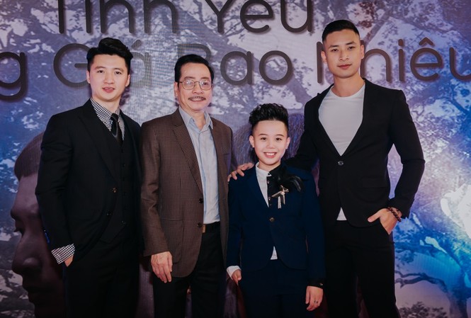 Hotboy Trọng Hưng của Bộ tứ 10A8 ra mắt phim gia đình cảm động Đạo diễn Nguyễn Trọng Hưng (trái) trong buổi ra mắt phim Tình yêu đáng giá bao nhiêu