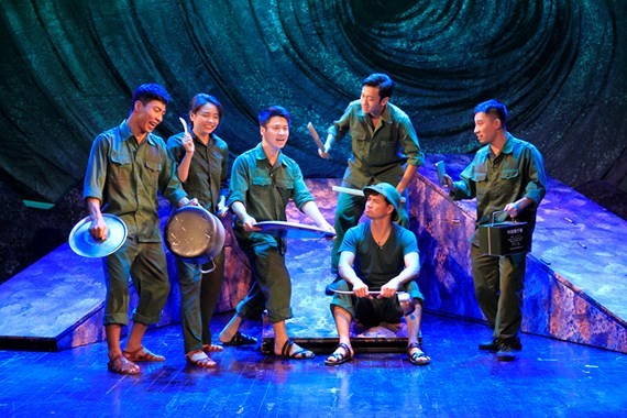 Đêm diễn 'Bão tố Trường Sơn' khích lệ NSND Anh Tú đang bệnh nặng Biểu diễn vở Bão tố Trường Sơn của NSND Anh Tú tại Cung Văn hóa Hữu nghị