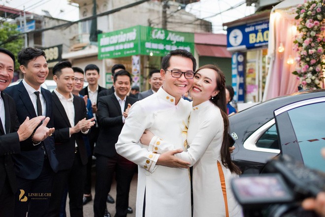 NSND Trung Hiếu tâm sự chuyện không có tuần trăng mật cho vợ 9X NSND Trung Hiếu và vợ trẻ tổ chức đám cưới tại quê vợ ở Sơn La