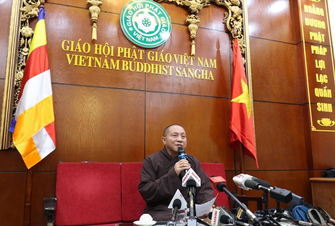 Kết luận chi tiết của Giáo hội về 'thỉnh vong' và kỷ luật trụ trì chùa Ba Vàng Hoà thượng Thích Gia Quang thay mặt Ban Thường trực Hội đồng Trị sự Giáo hội Phật giáo Việt Nam đọc kết luận về chùa Ba Vàng. Ảnh: Như Ý
