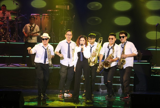 27 năm vắng bóng, liên hoan ban nhạc toàn quốc trở lại Ban nhạc Minh Ước N Friends trình diễn mở màn đêm khai mạc. Ảnh: Hương Giang