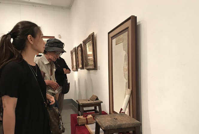 Hai chiếc ghế đặc biệt của danh họa Nguyễn Sáng 'Đi cùng năm tháng' Hai chiếc ghế đẩu và một số hiện vật của danh họa Nguyễn Sáng. Ảnh: Nguyên Khánh
