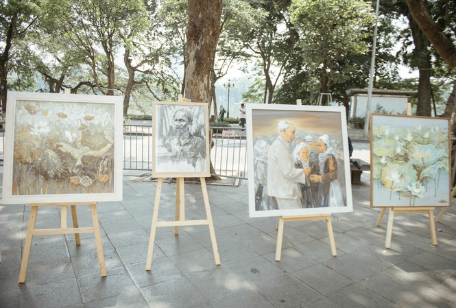 Trưng bày ảnh Bác Hồ tại phố đi bộ Hồ Gươm Trưng bày tranh nhân kỷ niệm sinh nhật Bác