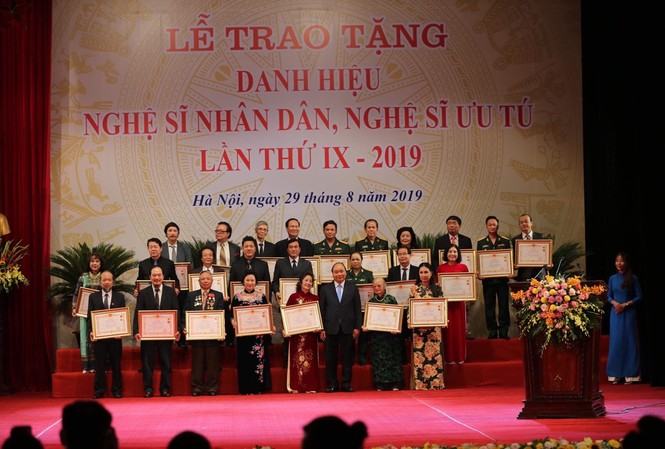 Thủ tướng Nguyễn Xuân Phúc trao danh hiệu NSND, NSƯT Thủ tướng trao tặng danh hiệu cho các nghẹ sĩ