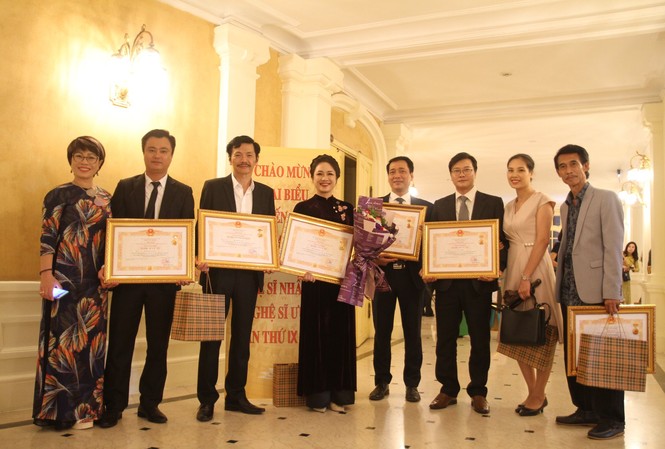 9 nghệ sĩ Nhà hát kịch Việt Nam nhận danh hiệu NSND, NSƯT năm 2019 Nhà hát Kịch Việt Nam có tới 9 nghệ sĩ được phong tặng danh hiệu đợt này