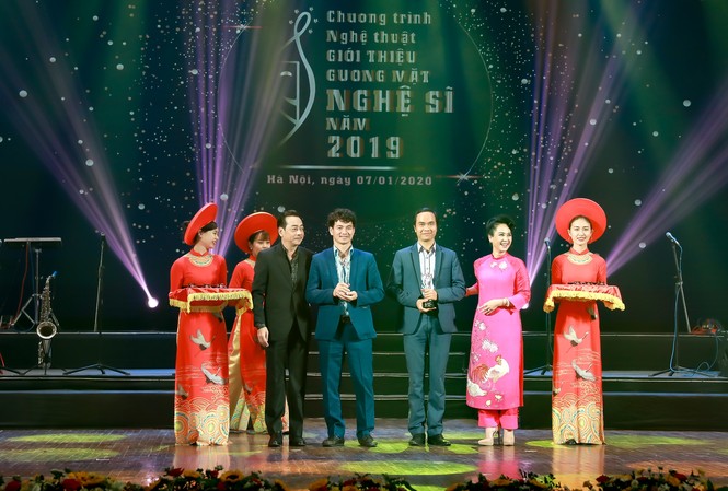 Công Lý, Xuân Bắc, Thu Quỳnh rạng rỡ trong đêm tôn vinh hơn 200 nghệ sỹ Vinh danh hơn 200 nghệ sỹ tiêu biểu trong hai năm 2018-2019