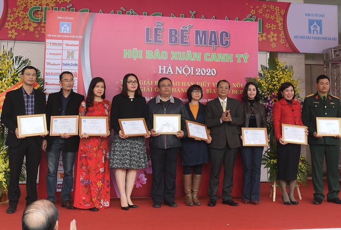 Báo Tiền Phong nhận hai giải thưởng tại Hội báo xuân Canh Tý Hà Nội 2020 Tác giả Kiến Nghĩa của báo Tiền Phong và các tác giả nhận giải "Bài báo hay viết về Hà Nội"