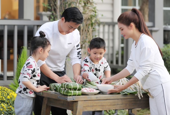 Cháu gái Phạm Phương Thảo ngủ gật vì đóng MV Tết "Em ra phố ngày xuân" tràn ngập không khí Tết