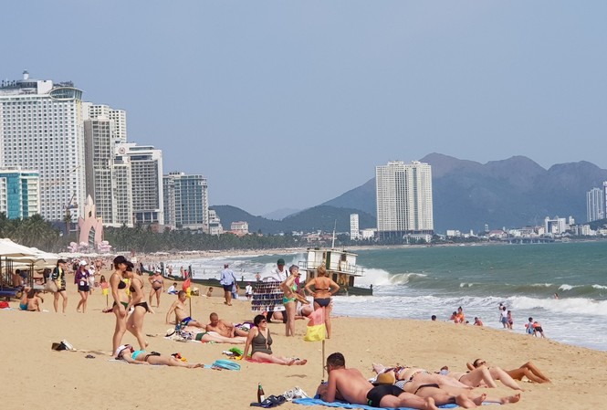Bộ trưởng Văn hóa yêu cầu xây dựng tiêu chí du lịch an toàn Du khách đến Khánh Hòa có khởi sắc. Ảnh: HOÀNG VINH