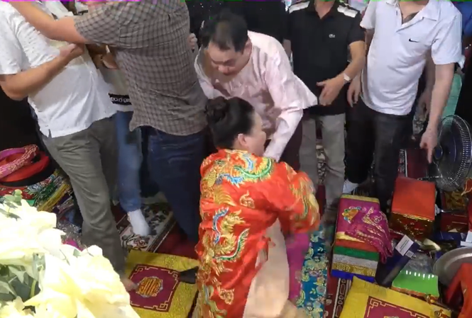 Bức xúc vụ thủ nhang Hải Phòng đánh cô đồng ngay tại Phủ Dầy Bức xúc vụ đánh nhau trước cửa Mẫu tại Phủ Dầy