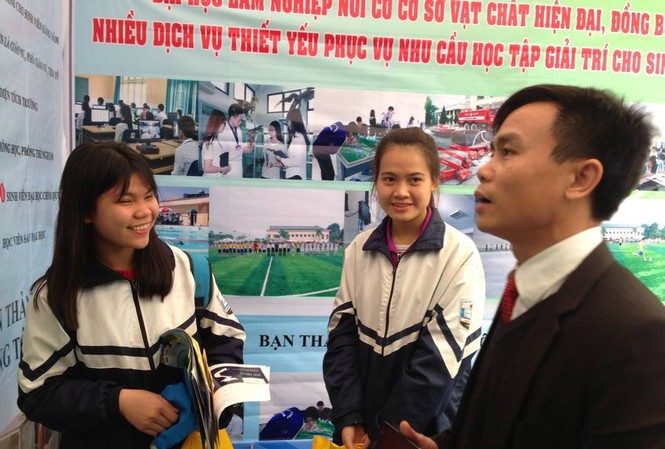 Hàng nghìn học sinh được tư vấn hướng nghiệp Học sinh được tư vấn tại gian hàng của Trường ĐH Lâm Nghiệp