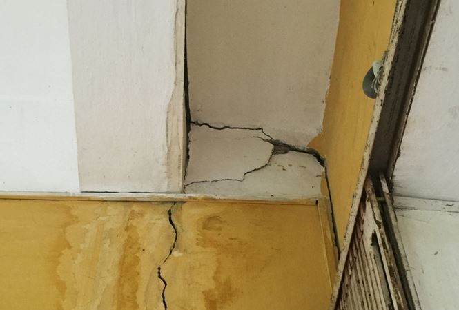 Sập vữa trần lớp học: Trường được cấp 30 tỷ nhưng chậm di dời Trước đó, trường này có nhiều vết nứt tại các phòng học