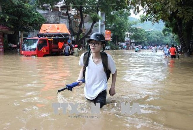 10 thí sinh không đến được điểm thi do mưa lũ Trong môn thi đầu tiên đã có 10 sĩ tử không đến được điểm thi do mưa lũ