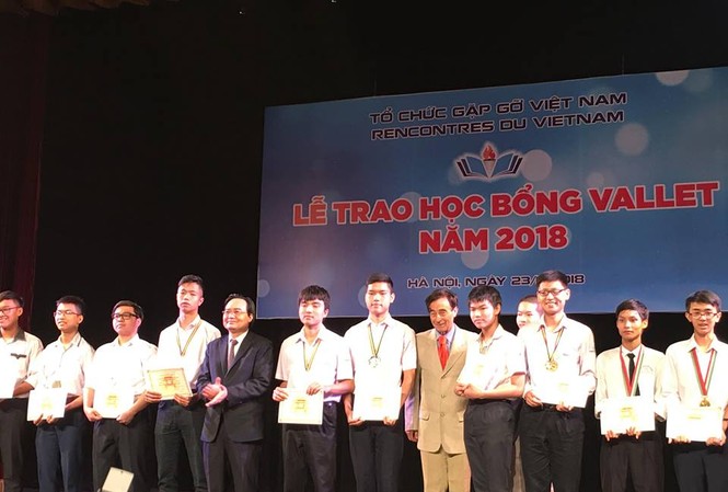 Trao học bổng Vallet cho 500 học sinh xuất sắc Bộ trưởng Phùng Xuân Nhạ trao học bổng cho học sinh xuất sắc