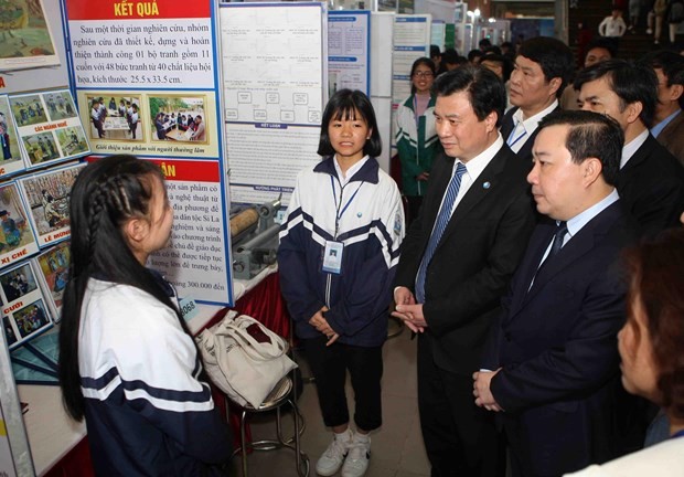 Khai mạc cuộc thi Khoa học kỹ thuật toàn quốc khu vực phía bắc Học sinh giới thiệu dự án khoa học của mình.