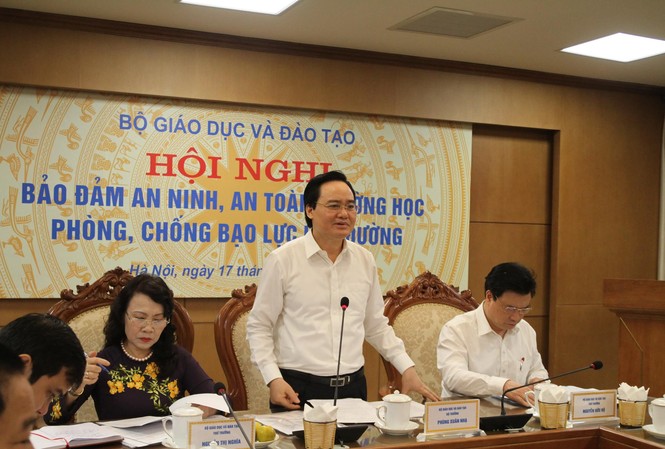 Bộ trưởng Phùng Xuân Nhạ: Giáo viên không phải là thợ dạy Bộ trưởng Phùng Xuân Nhạ phát biểu sáng 17/4