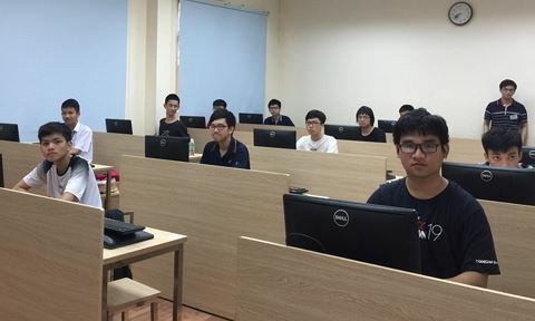 7 học sinh Việt Nam giành huy chương Bạc Olympic Tin học Châu Á Thí sinh làm bài thi trực tuyến