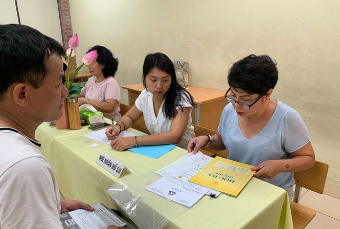 Trường Lương Thế Vinh xin lỗi học sinh vì hạ điểm chuẩn do nhầm lẫn Phụ huynh đầu tiên làm thủ tục nhập học cho con tại Trường Lương Thế Vinh sáng 12/6