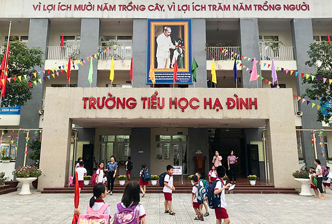 Học sinh nghỉ học xin chuyển trường sau vụ cháy Rạng Đông Trường tiểu học Hạ Đình cách vụ cháy 500m. Ảnh VnExpress