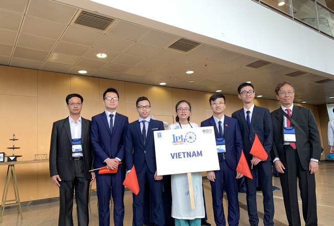 Các chàng trai, cô gái “Vàng” trăn trở về ô nhiễm khí hậu Khánh Linh (áo dài ở giữa), Huy chương Vàng Olympic Vật lý quốc tế 2019