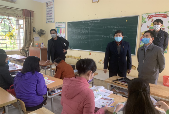 Theo dõi 6 ca tiếp xúc gần với học sinh dương tính virus corona mới Lãnh đạo Sở GD&ĐT Vĩnh Phúc kiểm tra công tác phòng chống dịch
