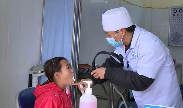 Mới nhất vụ hàng chục học sinh Điện Biên ho, sốt sau khi tiếp xúc với bố mẹ Bác sĩ kiểm tra sức khỏe học sinh